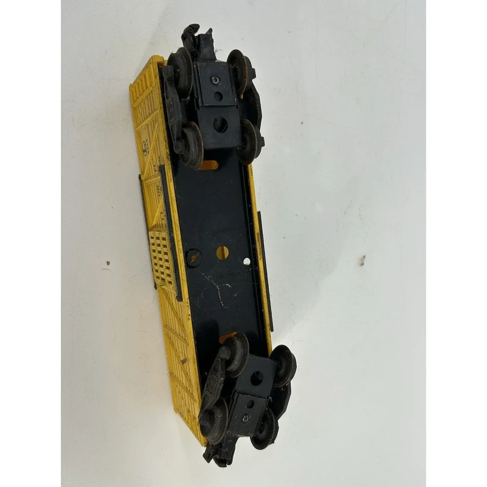 Lionel Lines 6656 LiveStock Car Yellow O Gauge, Postwar Working Sliding Doors